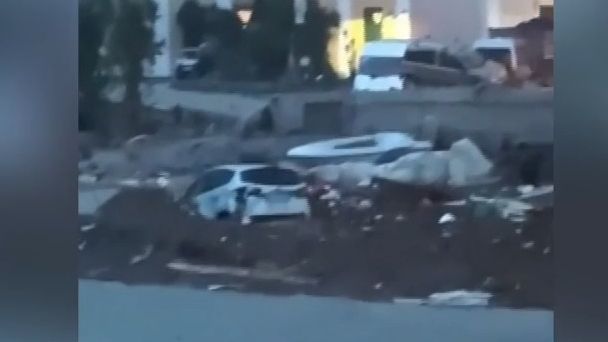 Video: Il fango inonda le strade in Italia.  Spazza via le case, le macchine finiscono nell’oceano